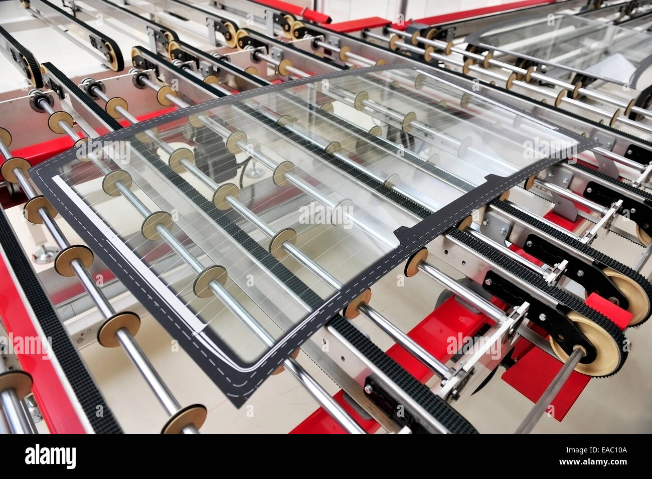 Detalle de la industria con un coche trasero de vidrio en la línea de producción en una fábrica de vidrio Foto de stock