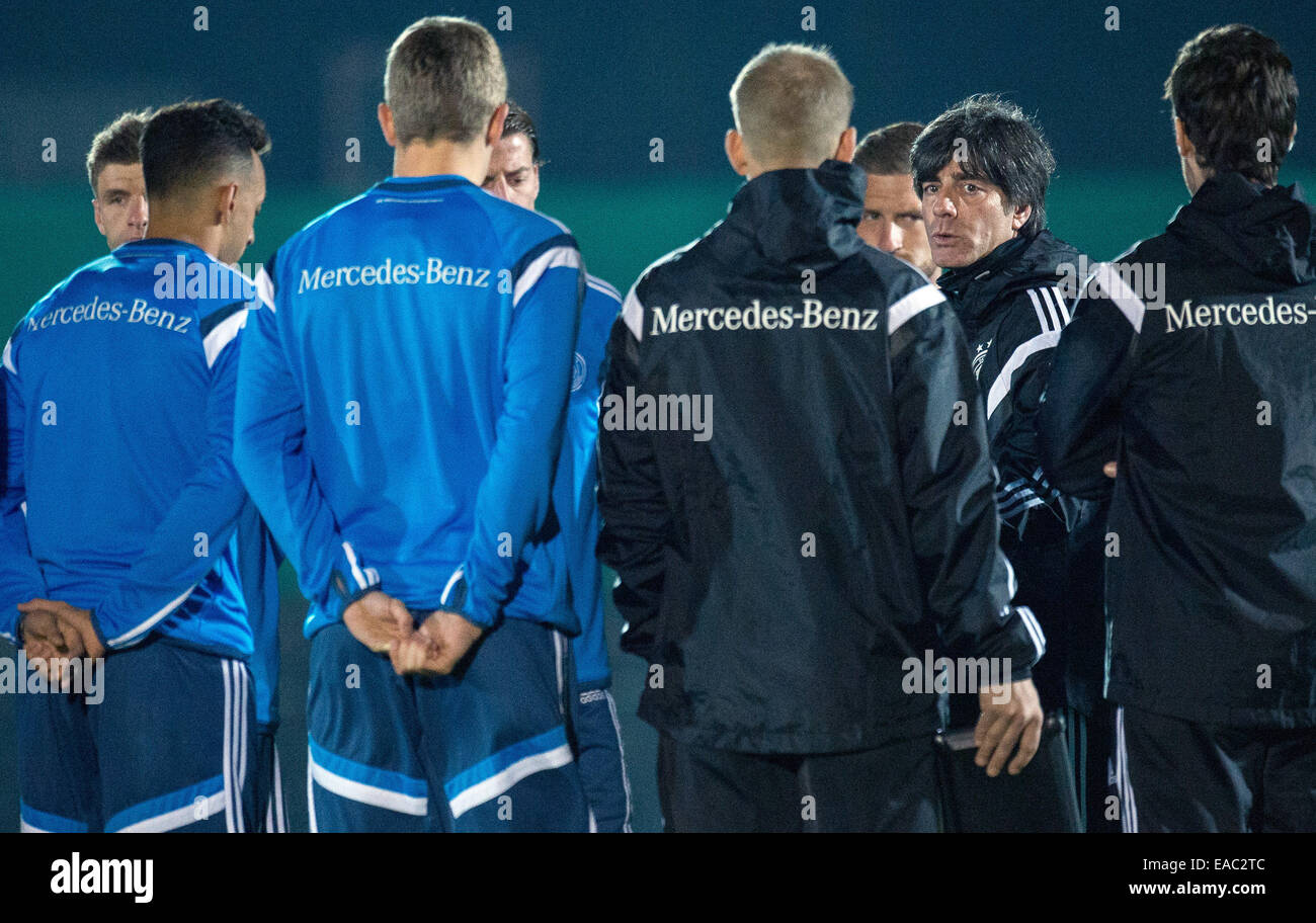 El entrenador Joachim Löw durante la práctica con el equipo nacional de fútbol alemán en el estadio Amateur Hertha de Berlín, Alemania, el 11 de noviembre de 2014. Foto: LUKAS SCHULZ/dpa Foto de stock