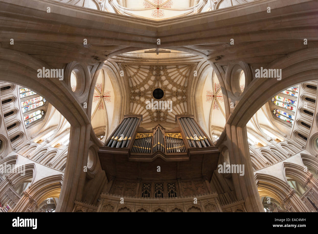 El interior de la Catedral de Wells, debajo del arco de tijera, en Wells, Somerset Foto de stock