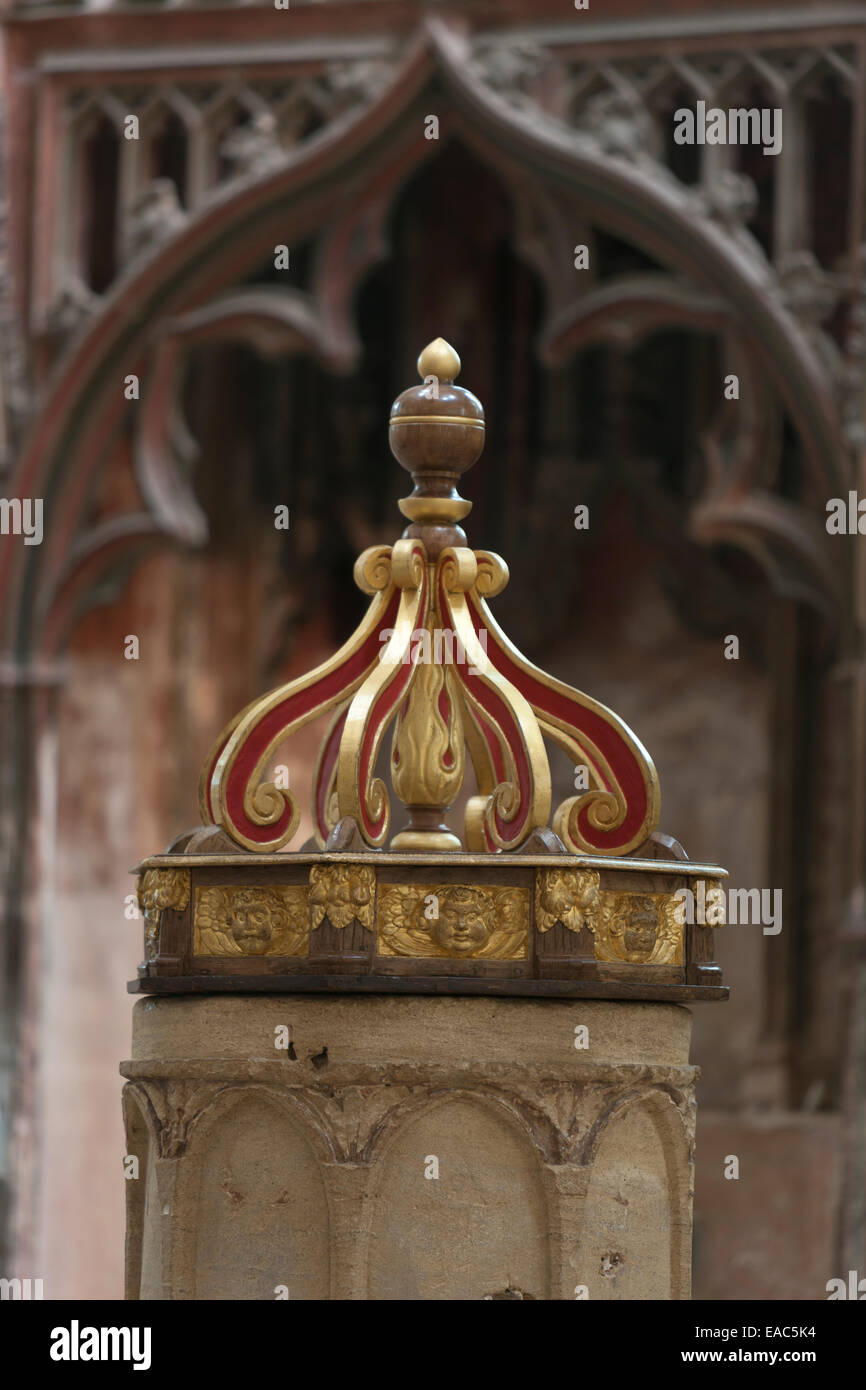 El sajón y decorada de font font cubierta en Wells Cathedral, Somerset Foto de stock