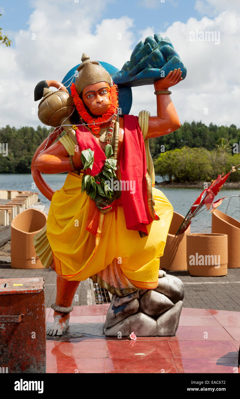 Una estatua del dios hindú Hanuman en el templo hindú en las orillas del lago Grand Bassin, Mauricio Foto de stock