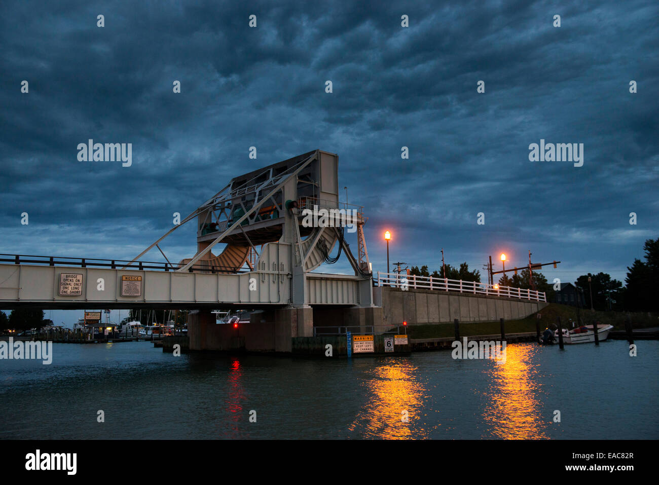 Temprano por la mañana en el puente del Estrecho para Knapps Tilghman Island, Condado de Talbot, Maryland, EE.UU. Foto de stock