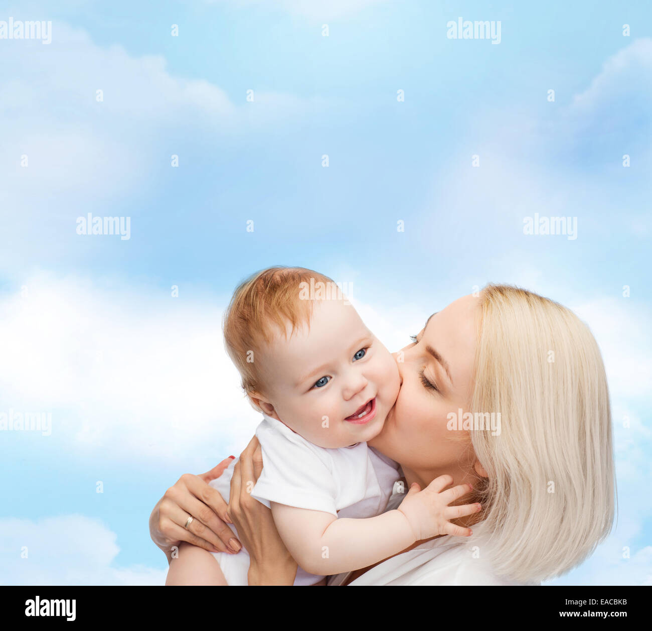 Feliz Madre Bebé sonriendo besos Foto de stock