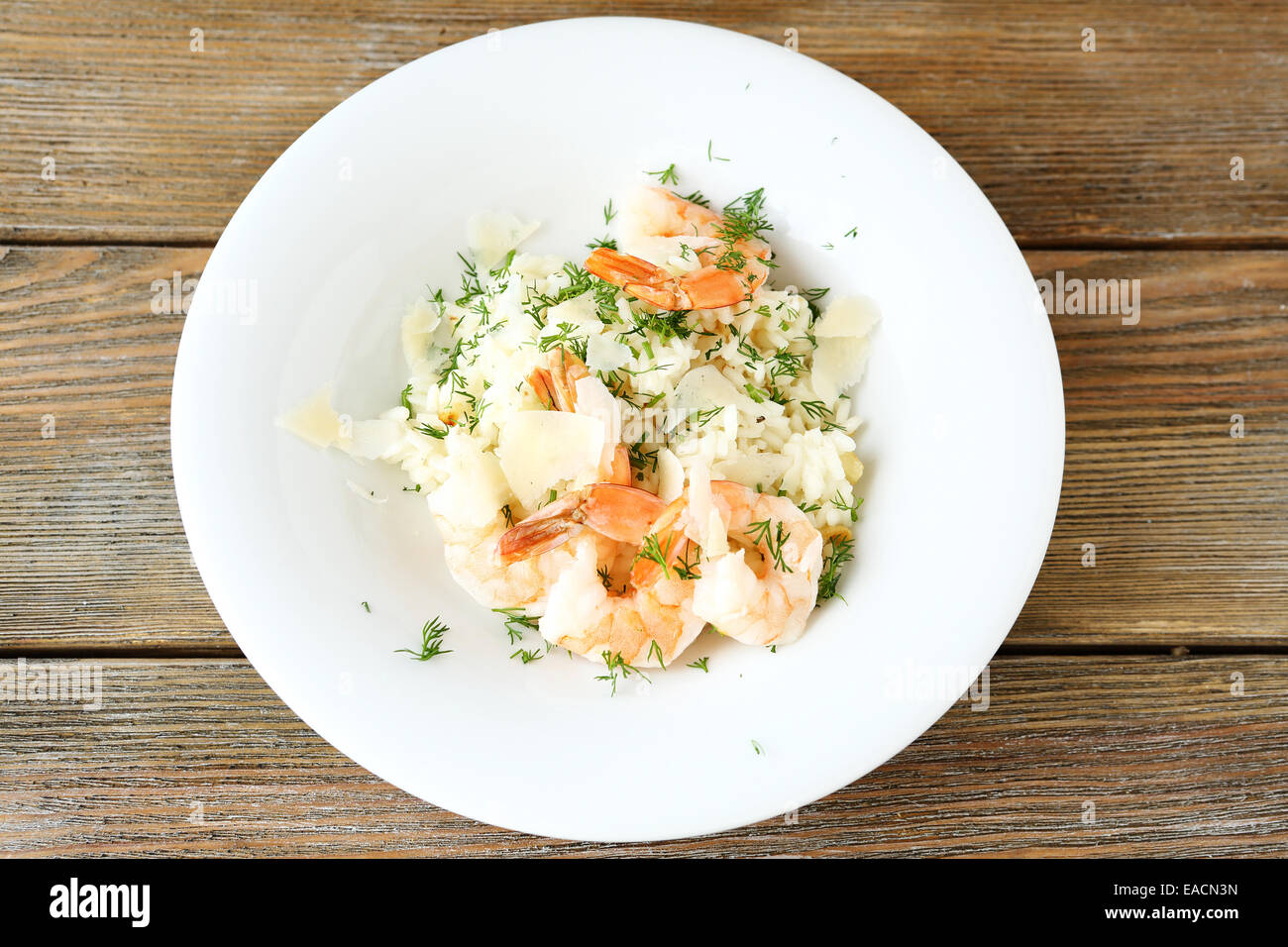Sabroso risotto con camarones y eneldo, alimentos Foto de stock