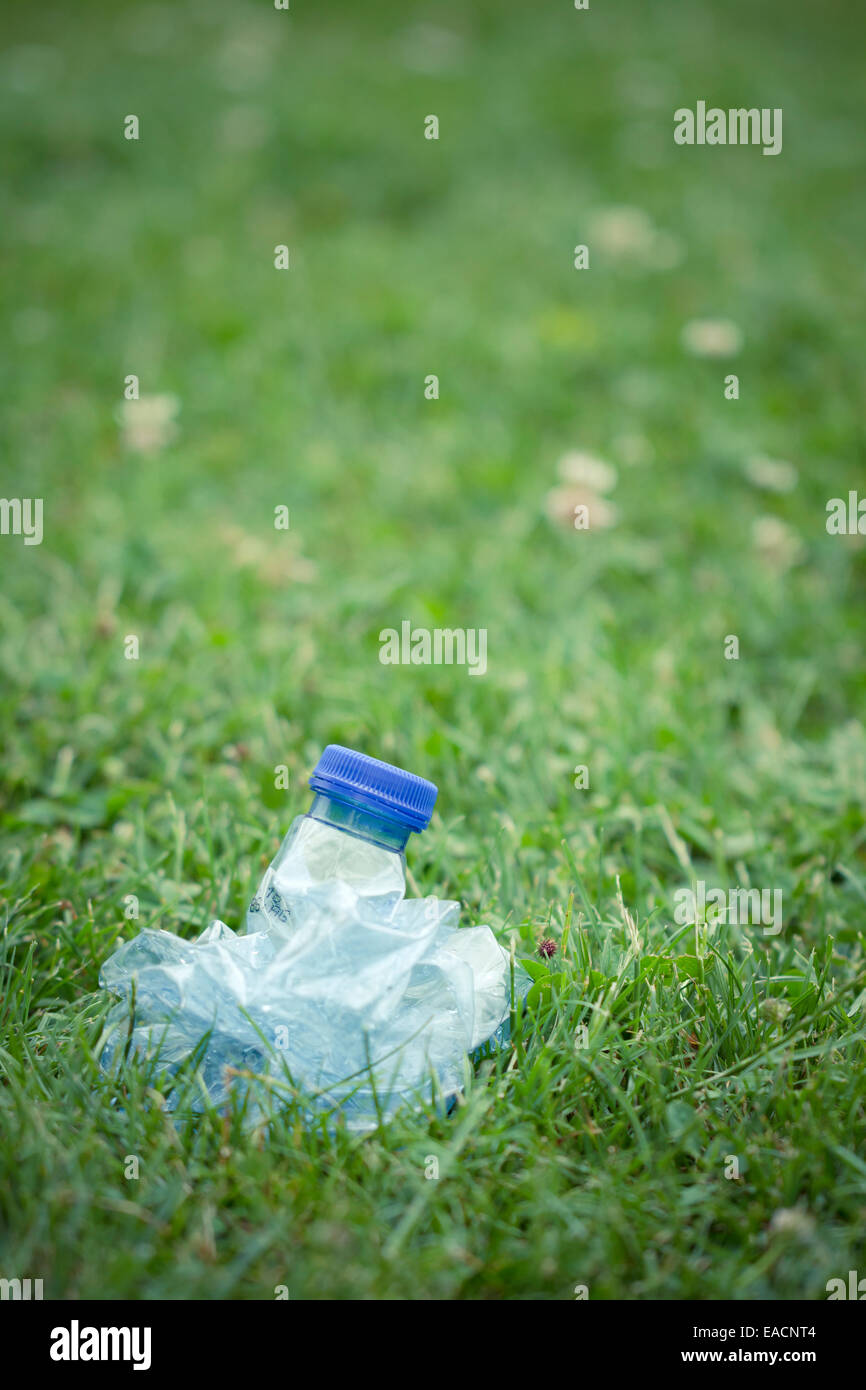 Botella de agua de plástico comprimido, aplastado Foto de stock
