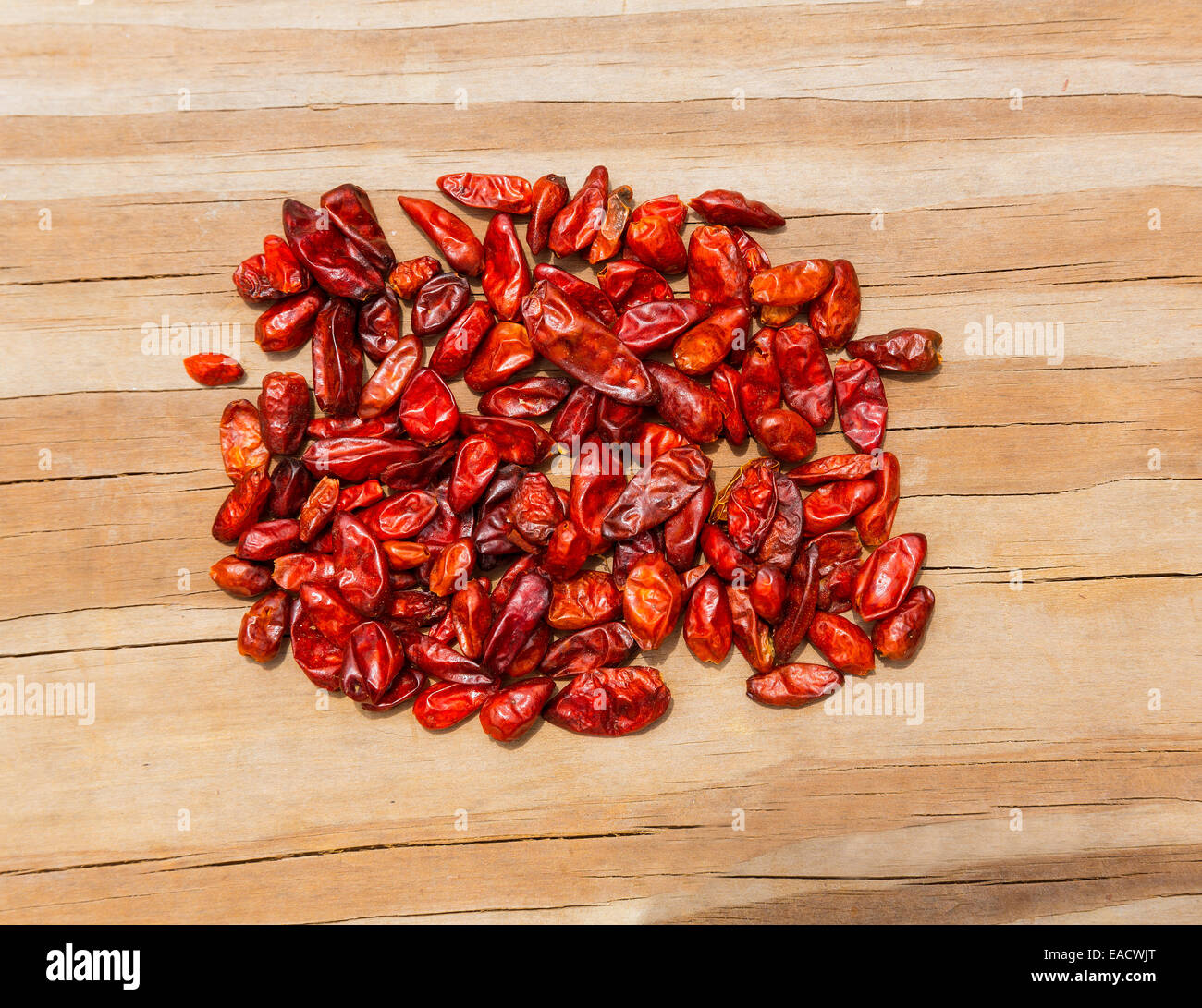 Chile Piquin hot chili pepper sobre fondo de madera Fotografía de stock -  Alamy