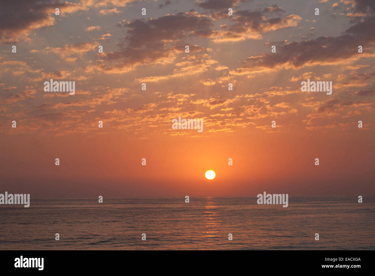 La puesta de sol sobre el mar, Ras al Jinz, Omán Foto de stock