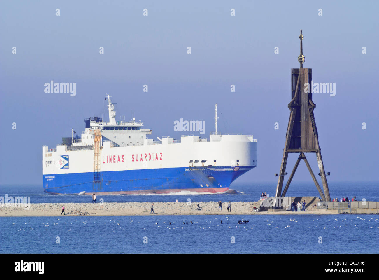 Kugelbake y barco de transporte en la desembocadura del río Elba, Cuxhaven, Alemania Foto de stock