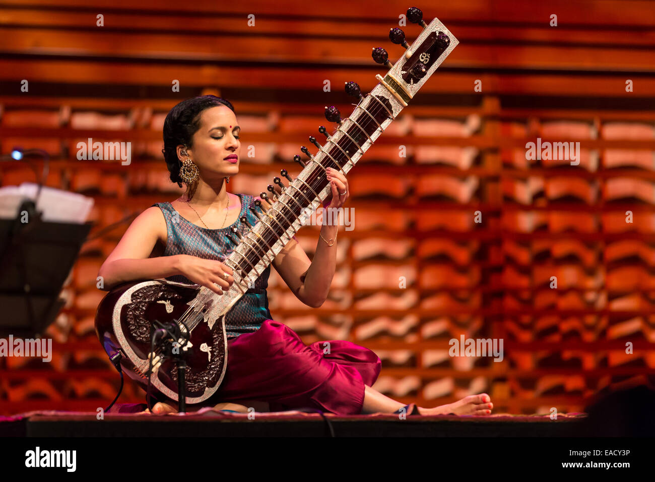 El sitar indio jugador Anoushka Shankar, la sala de conciertos del KKL, Lucerna, Suiza Foto de stock
