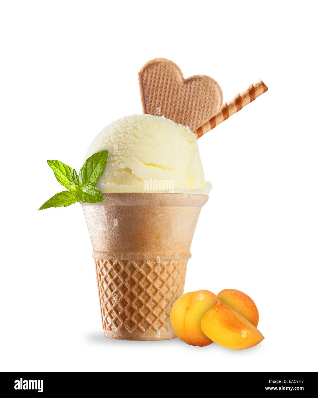 Foto de estudio aislado de helado en cono waffle sobre fondo blanco. Foto de stock