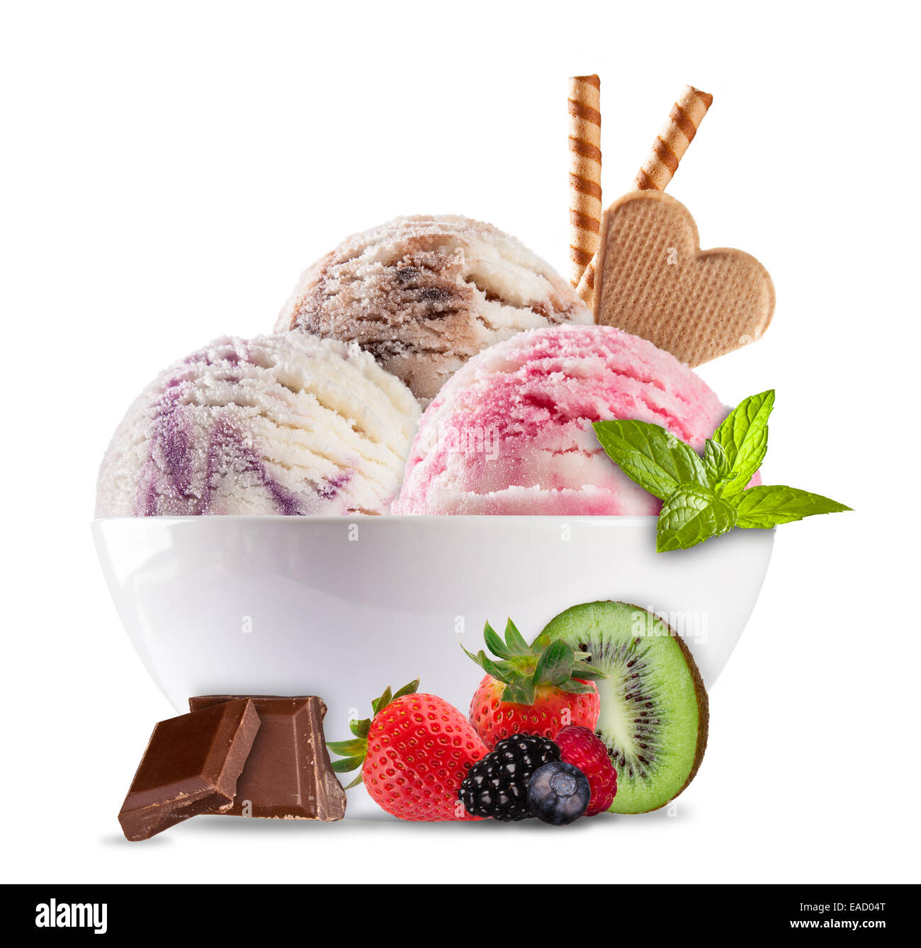 Foto de estudio de helado en un recipiente aislado sobre fondo blanco. Foto de stock