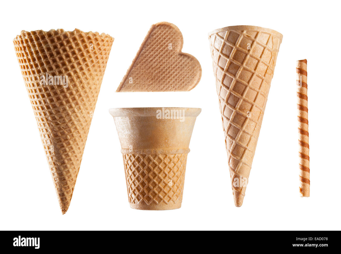 Conjunto de conos de barquillo de helado sobre fondo blanco Fotografía de  stock - Alamy