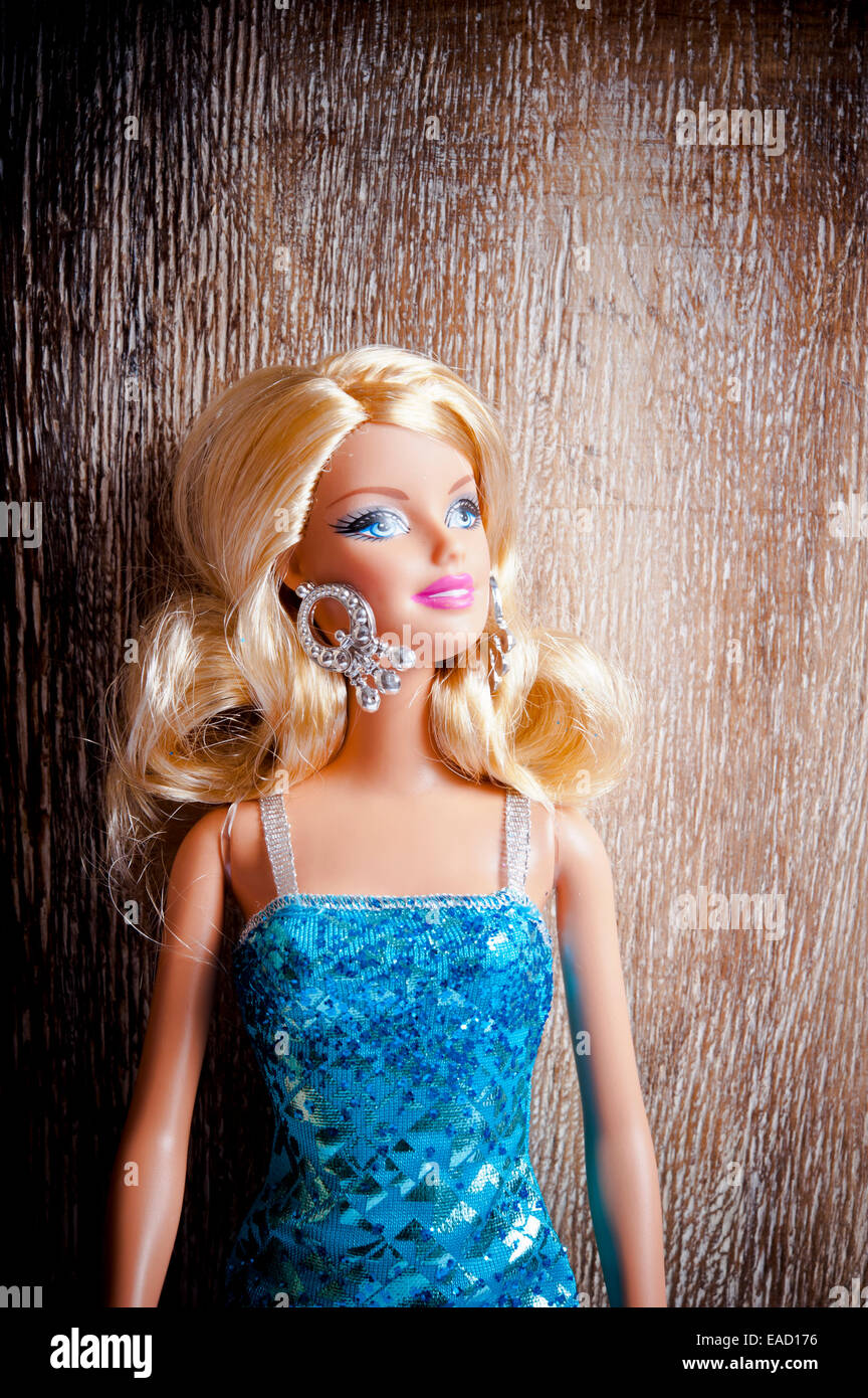 Muñeca Barbie con vestido azul Fotografía de stock - Alamy