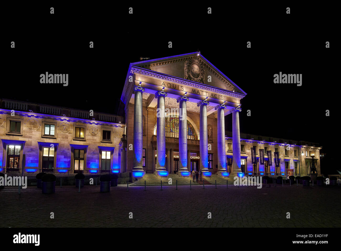 Kurhaus Spa edificio, iluminado por la DMSB Gala de Campeones, Wiesbaden, Hesse, Alemania Foto de stock