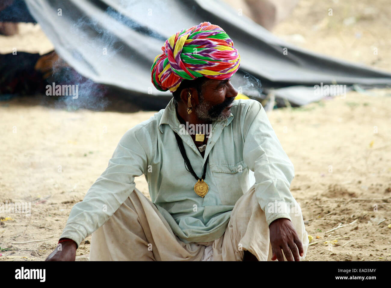 Turbante, indio, hombre, anciano, aldeano, bigote y barba en Pushkar, Rajastán, India. Foto de stock