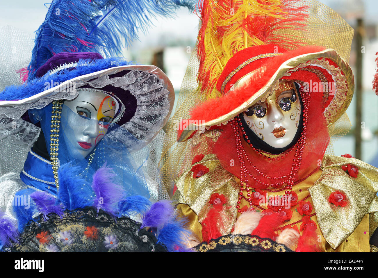 Dos personas con máscaras y disfraces de Carnaval, Venecia Fotografía de  stock - Alamy