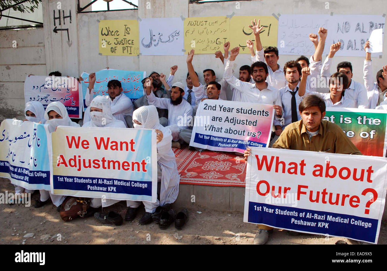 Peshawar, Pakistán. 12 de noviembre de 2014. Estudiantes de Al-Razi Medical  College corearon eslóganes contra la alta destreza de su administración  universitaria durante la manifestación de protesta en el club de prensa