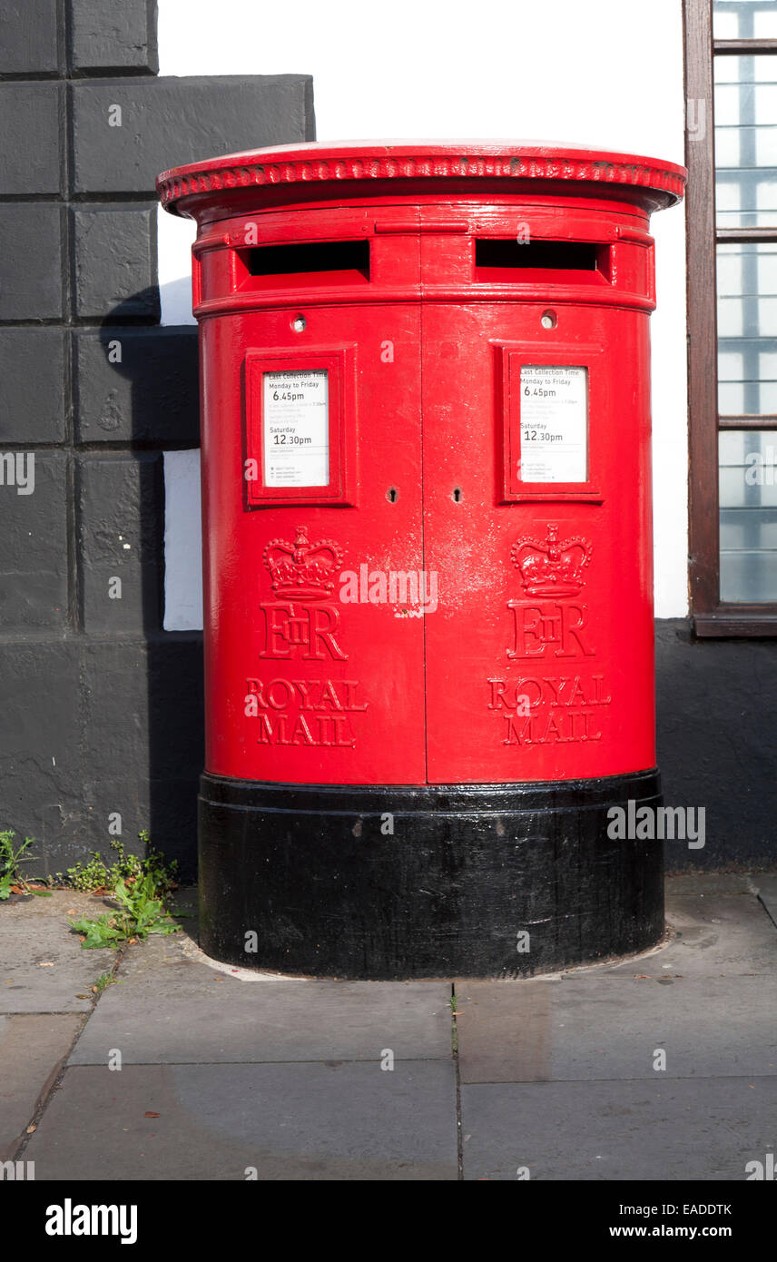 Royal Mail tradicional rojo grande pilar letter box caja con dos aberturas, Royal Wootton Bassett, Wiltshire, Inglaterra, Reino Unido. Foto de stock