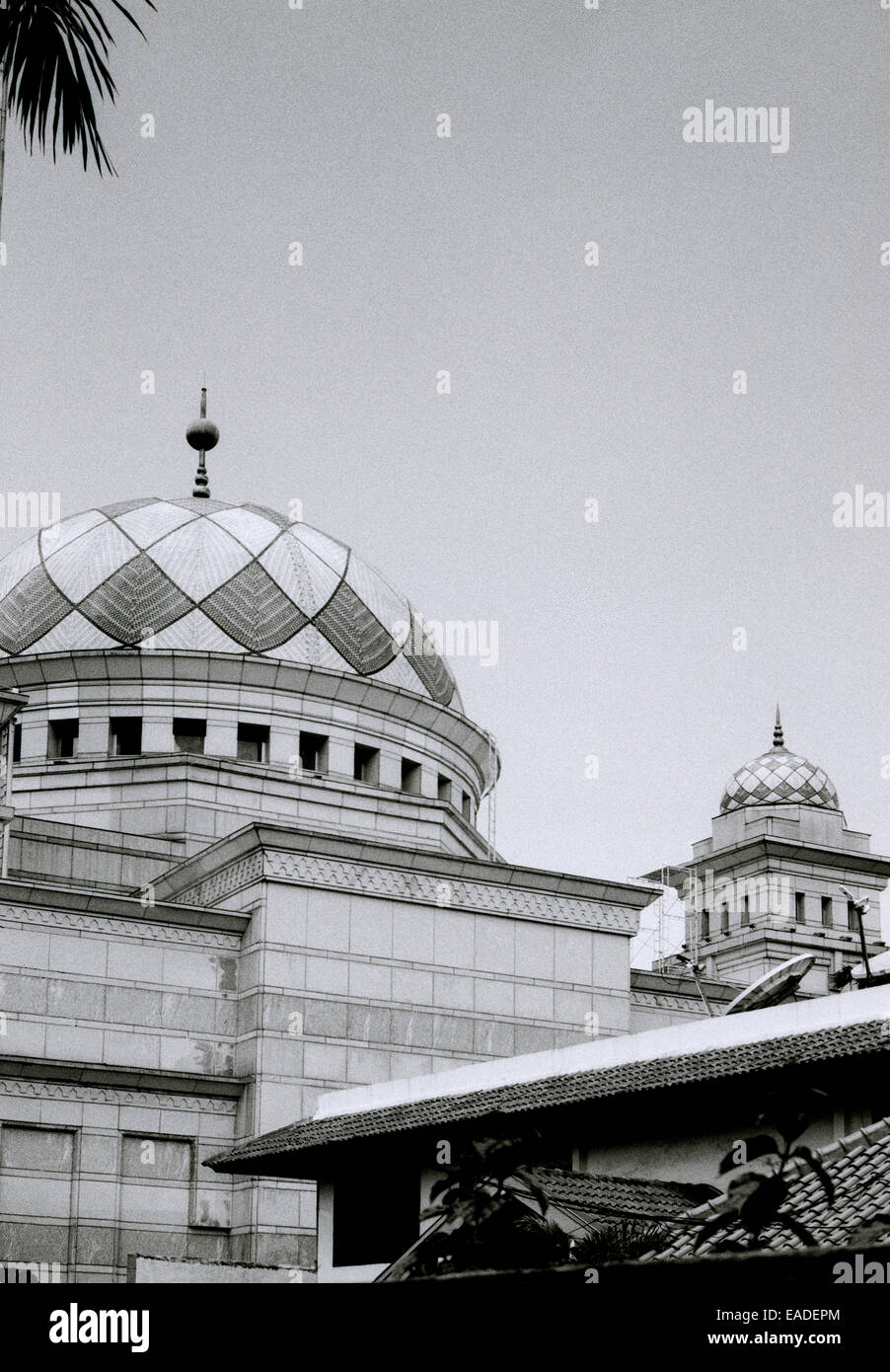 La arquitectura moderna de la Islamic Baitul Ihsan Mezquita en Yakarta en Java, en Indonesia, en el sudeste de Asia, el Lejano Oriente. Islam musulmanes Travel Foto de stock