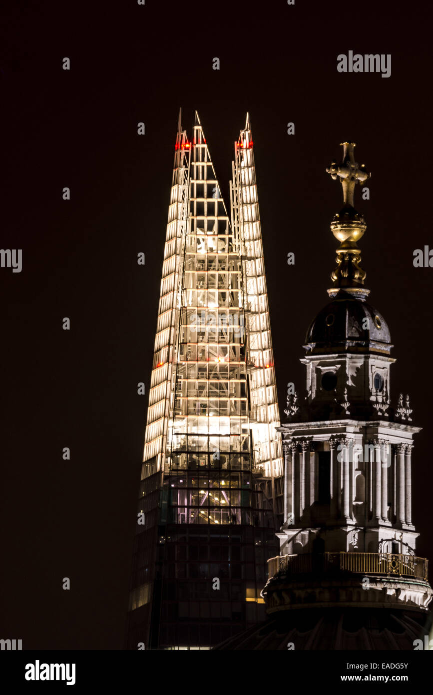 Monumentos icónicos de la Shard y la Catedral de San Pablo en Londres, Reino Unido, visto aquí iluminados durante la noche Foto de stock