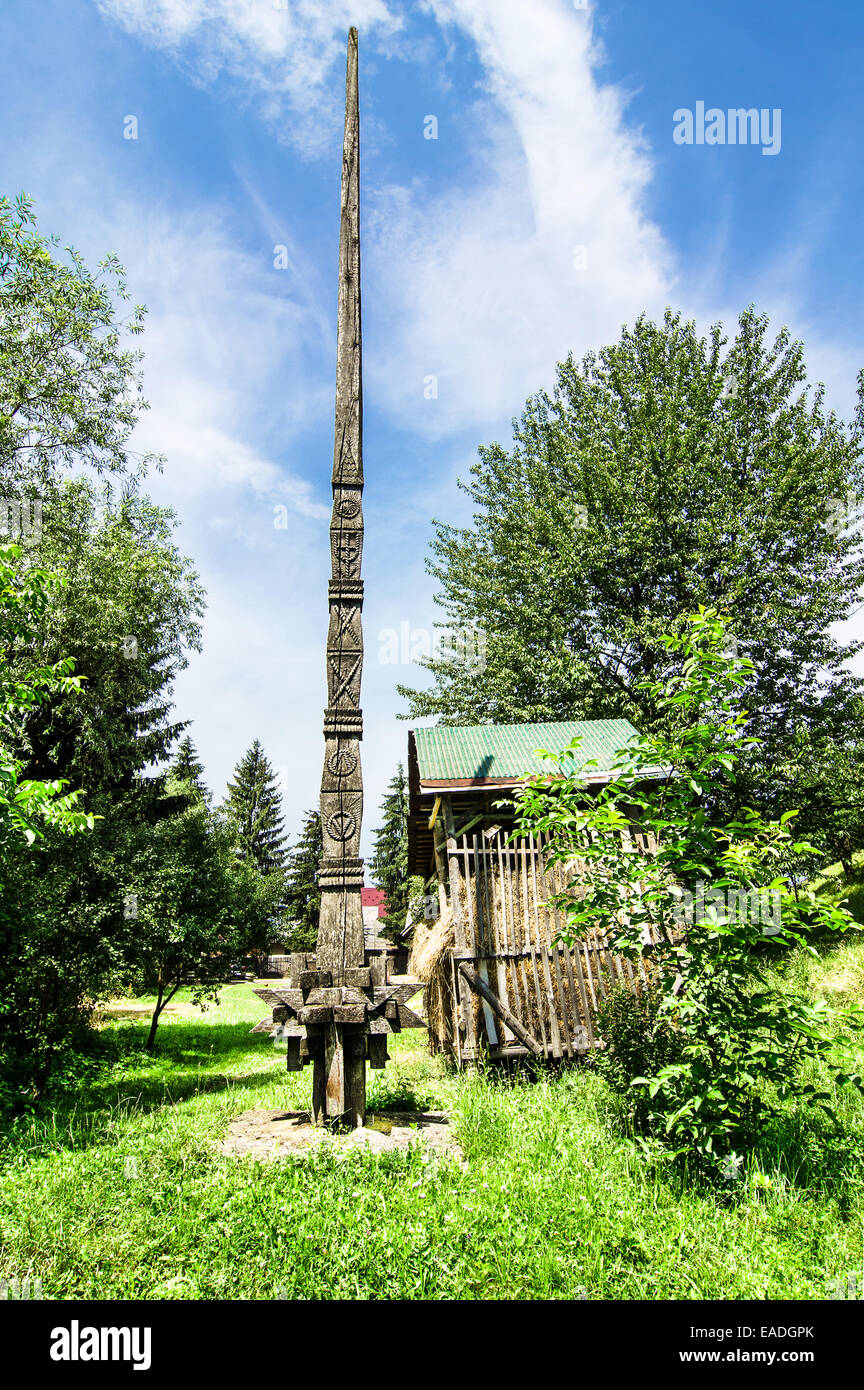 Cruz de madera tallada, tradicional de la zona de Maramures Rumania Foto de stock