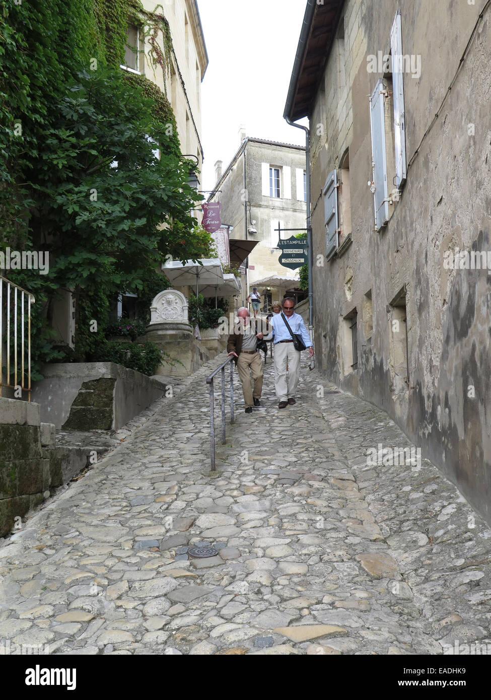 Los turistas de los adoquines en St Emilion, en Burdeos, Francia Foto de stock