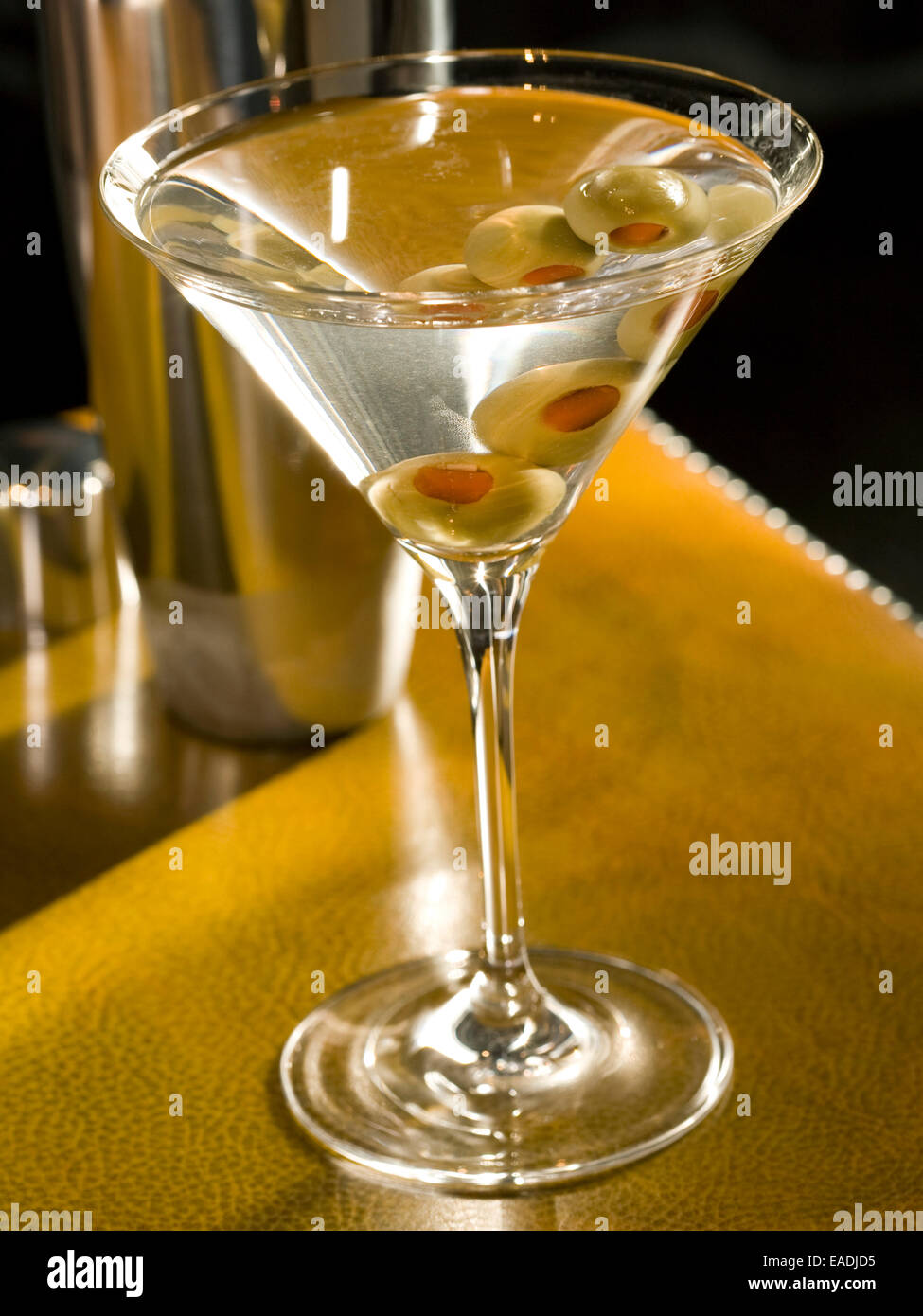 Classic martini con aceitunas Foto de stock