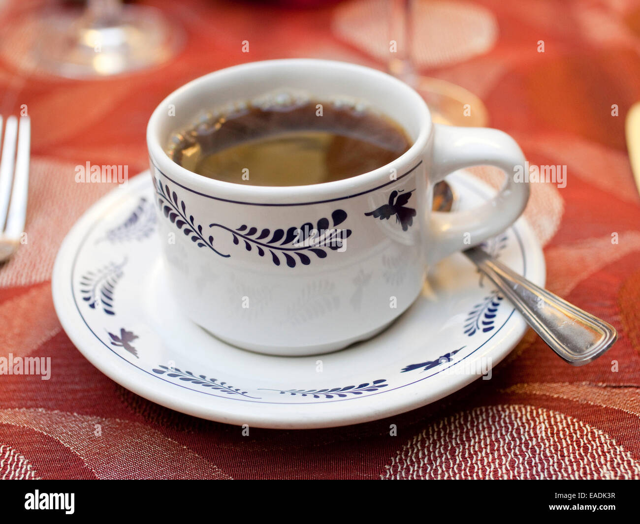 Café negro en taza y plato de cerámica Foto de stock