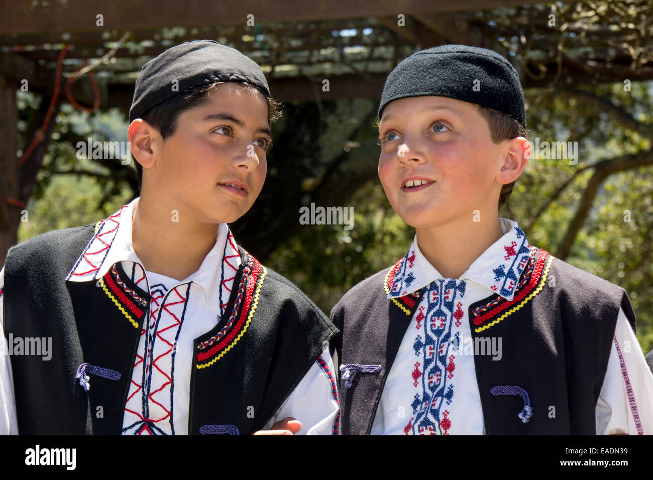 Muchachos Greek-American, bailarines, Marin Festival griego, de la Ciudad de Novato, Marin County, California Foto de stock