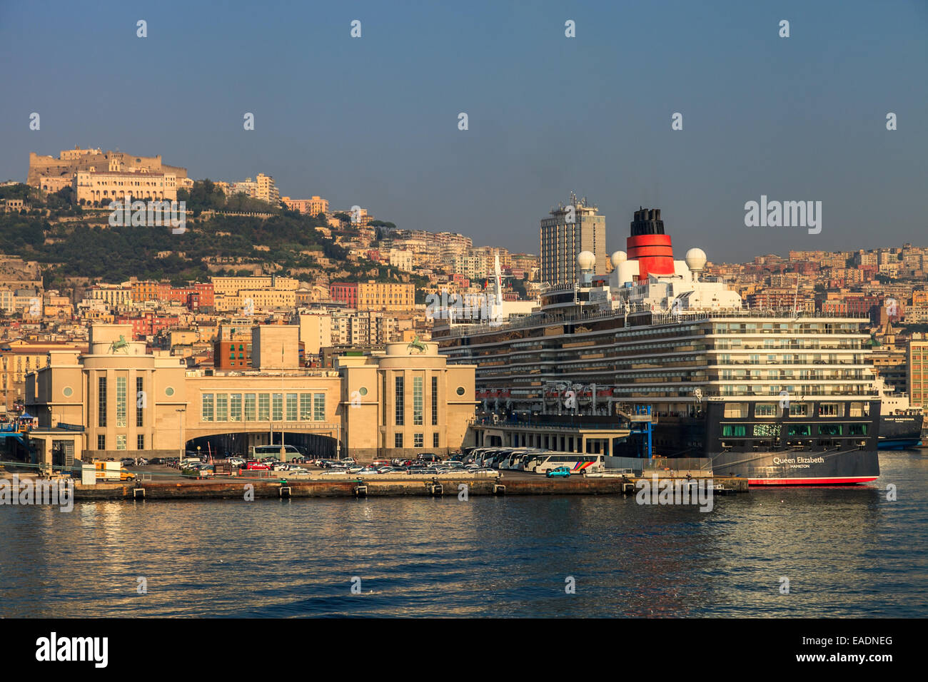 Los cruceros en el puerto de Nápoles Foto de stock