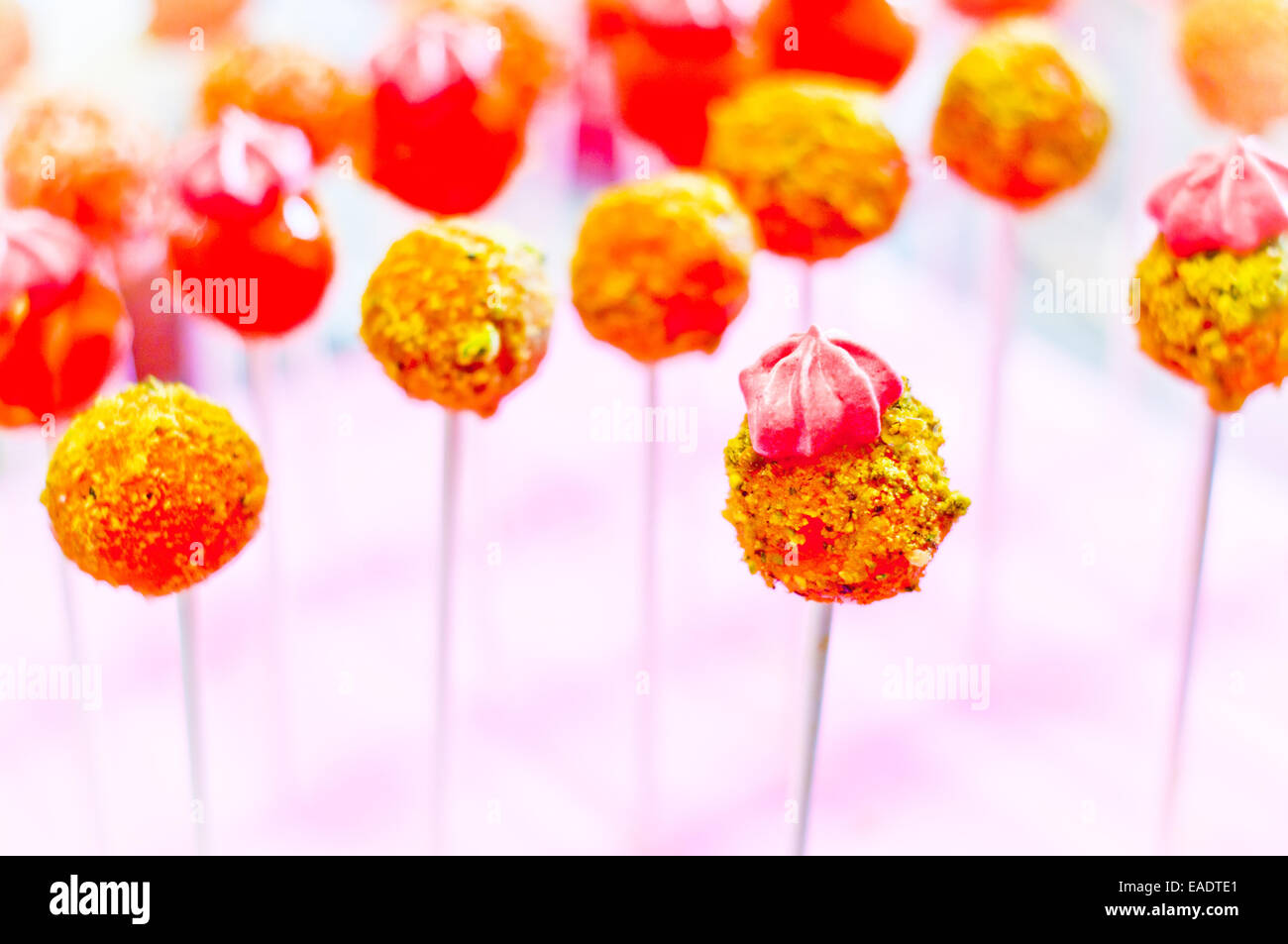 Cute lollipops hecha con yemas de huevo y aromatizado con pistachos, el azúcar, las nueces o cacao Foto de stock
