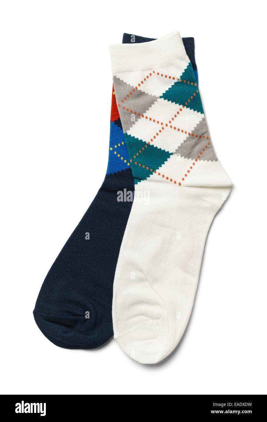 Par de calcetines blancos y azules no coincidentes aislado sobre fondo blanco. Foto de stock