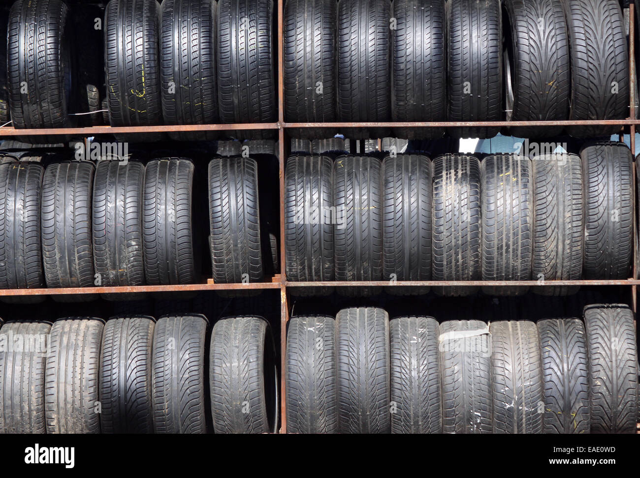 Neumáticos viejos apilados en el rack Fotografía de stock - Alamy