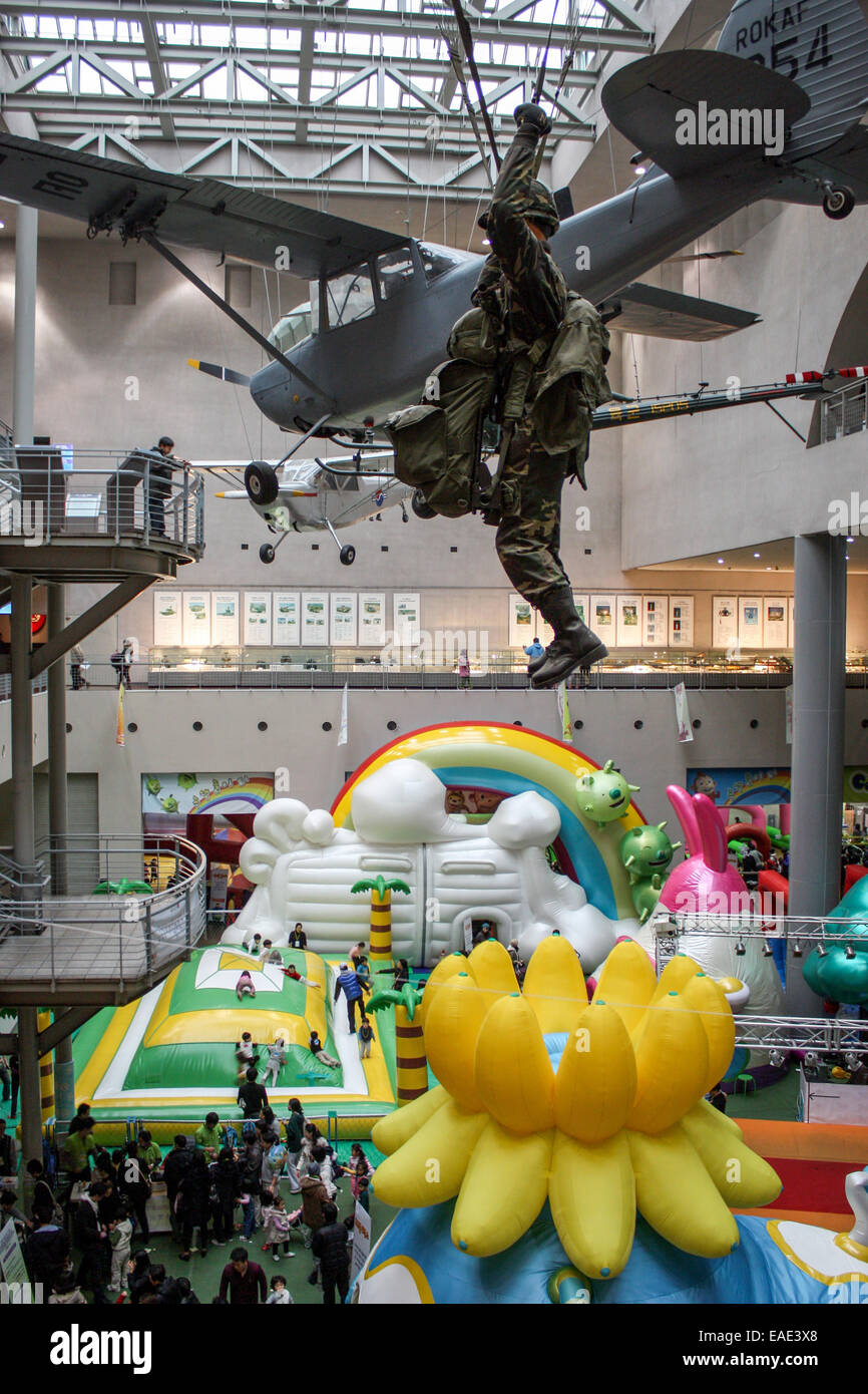 Corea del Sur: parque infantil en el Monumento Conmemorativo de la guerra de Corea, Seúl. Foto de 25. Diciembre de 2009 Foto de stock