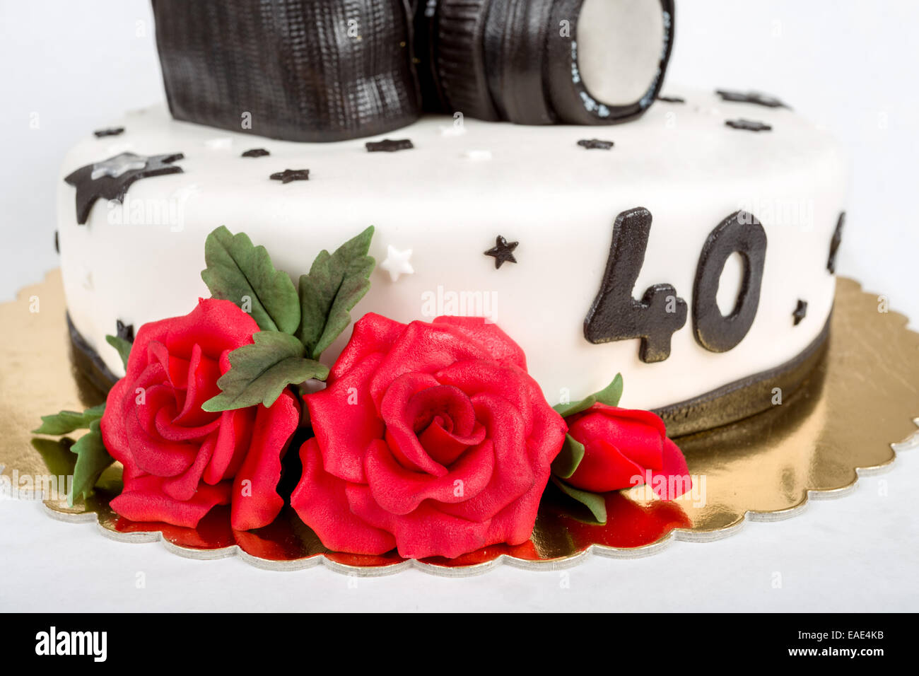 Pastel de cumpleaños para cuarenta aniversario con modernas cámaras  fotográficas DSLR aislado en blanco Fotografía de stock - Alamy