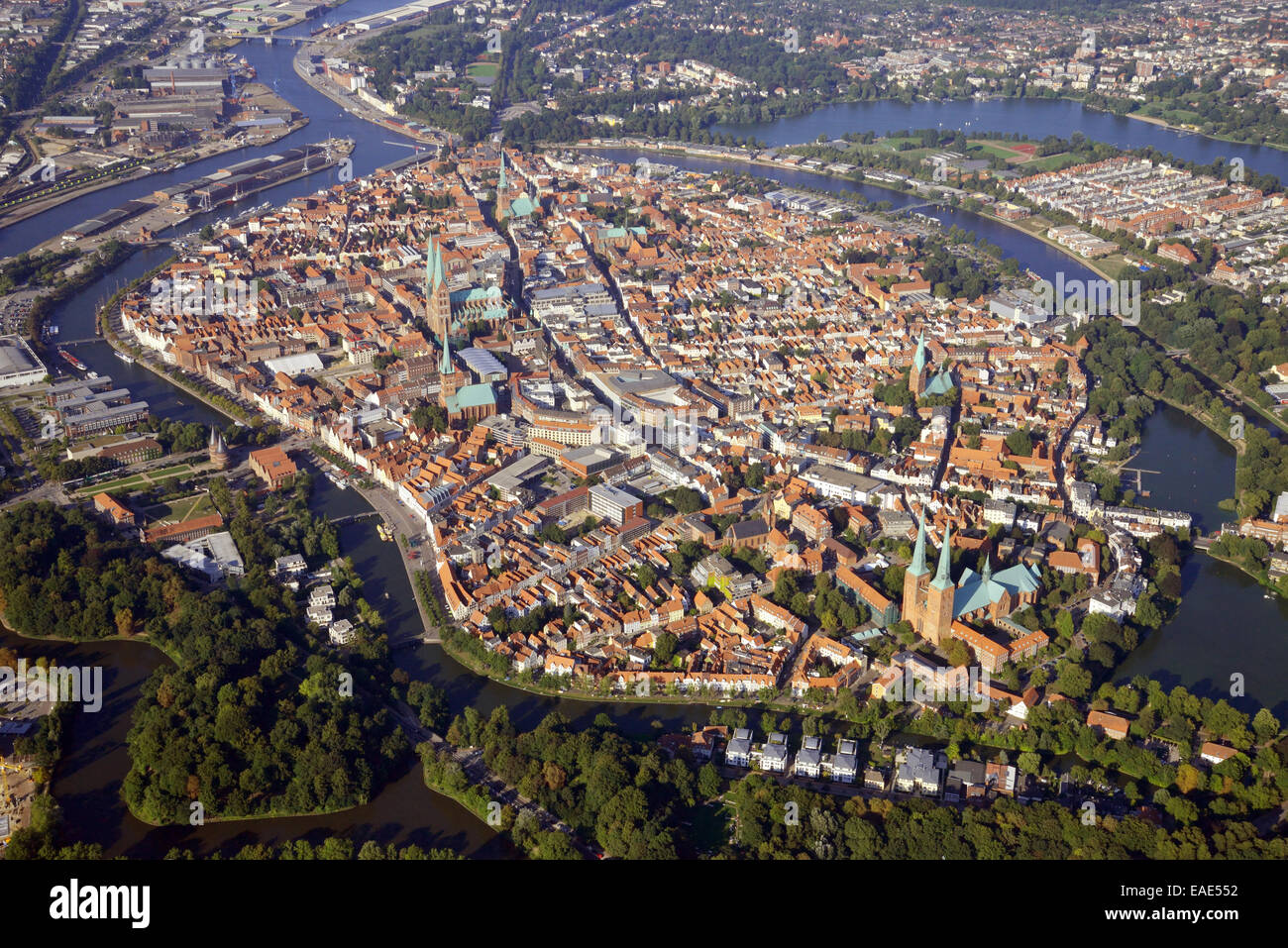 El centro de la ciudad de Lübeck, rodeado por el río Trave, vista aérea, Lübeck, Schleswig-Holstein, Alemania Foto de stock