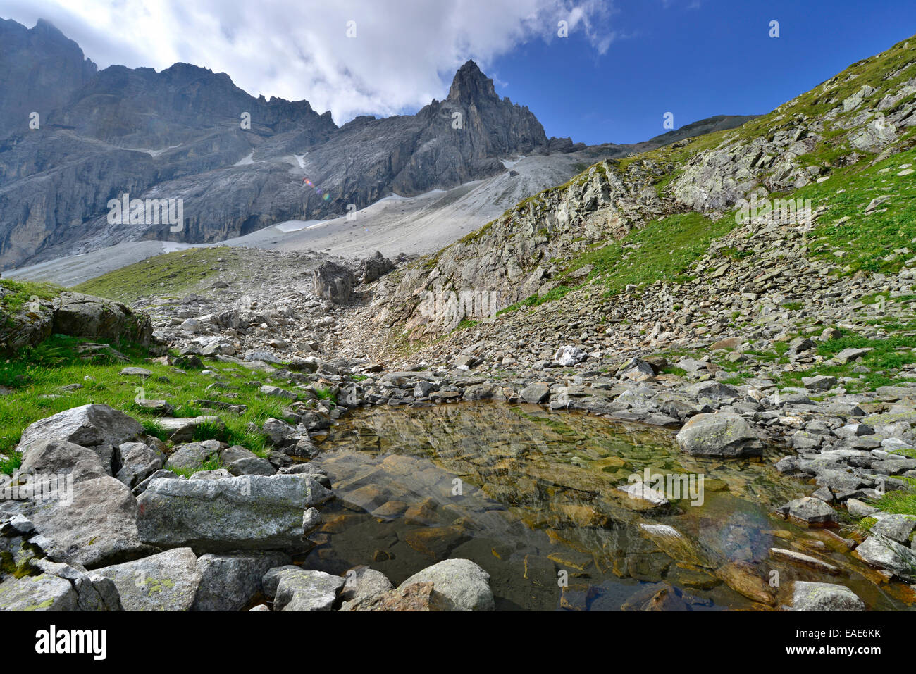 Pequeña Montaña lago delante de Pflerscher Tribulaun Goldkappl y Pflerscher Scharte, Montañas, Valle Gschnitztal, Tirol Foto de stock