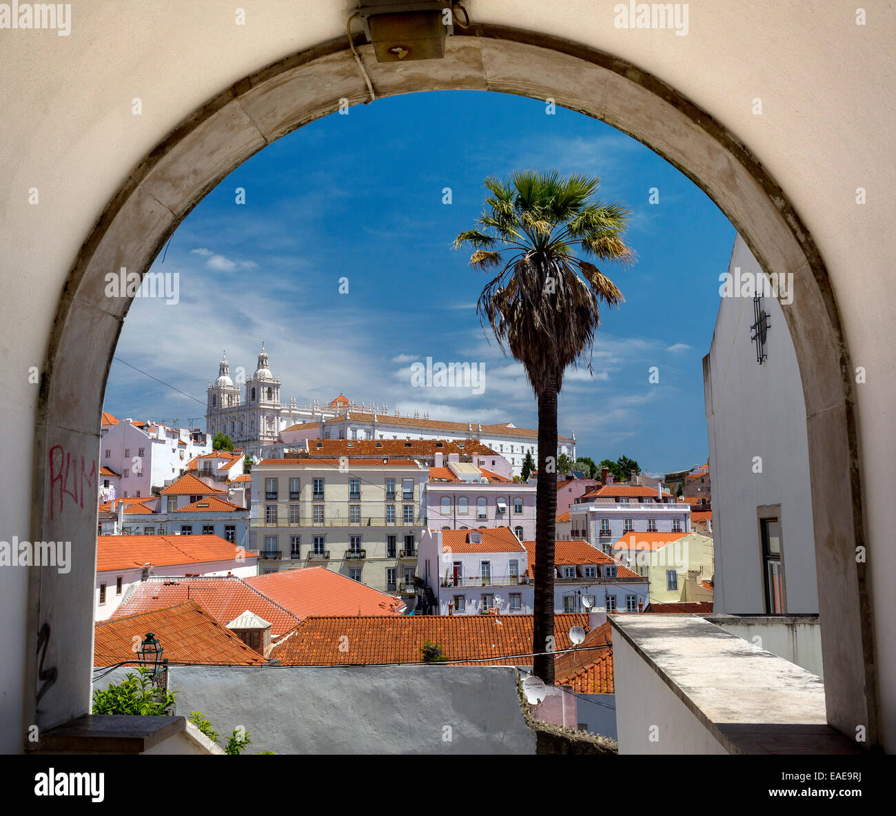 Vista a través de un arco hacia la catedral, el centro histórico de Lisboa, Lisboa, distrito de Lisboa, Portugal Foto de stock