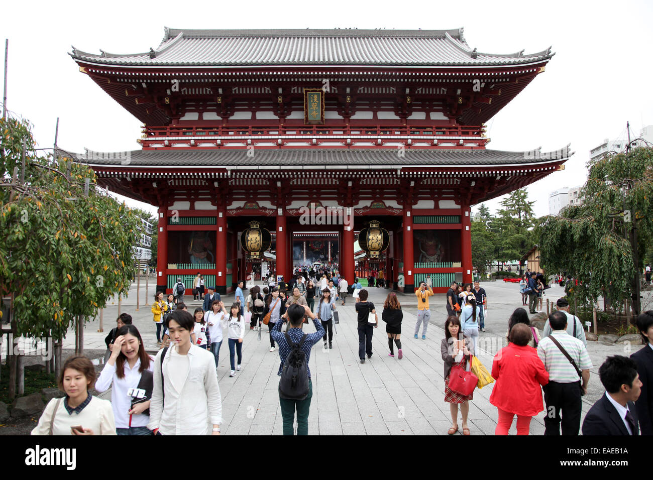 Vista panorámica de una compuerta de budista del Templo Senso-ji en distrito Asakusa en Tokio, el 1 de octubre de 2014. Foto: Friso Gentsch/dpa Foto de stock