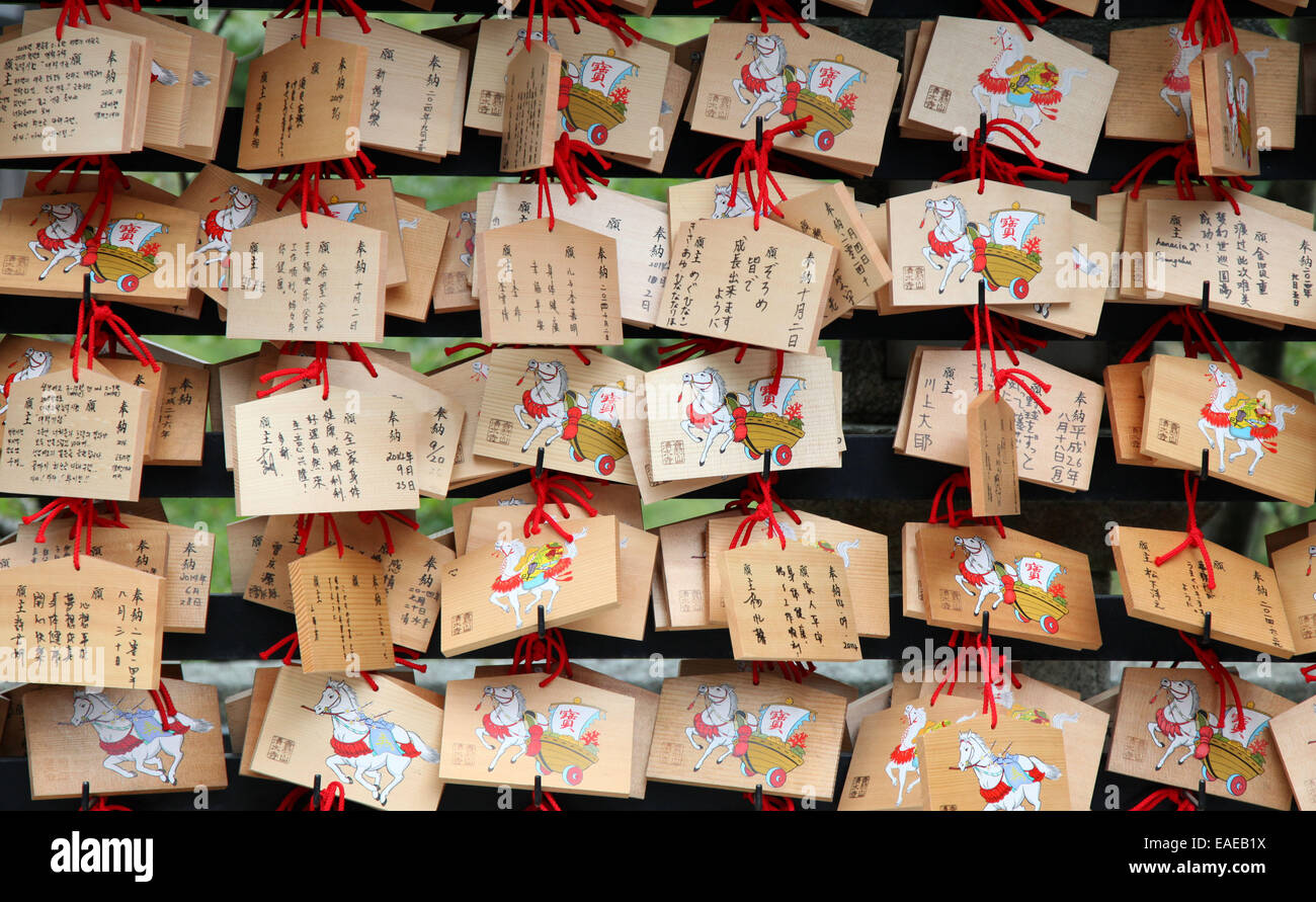 Tabletas con buenos deseos son vistos en la budista del templo Kiyomizu-dera en Kyoto, 5 de octubre de 2014. Foto: Friso Gentsch/dpa Foto de stock
