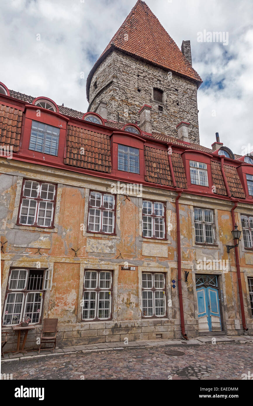 Viejos edificios ruinosos Tallinn Estonia Foto de stock