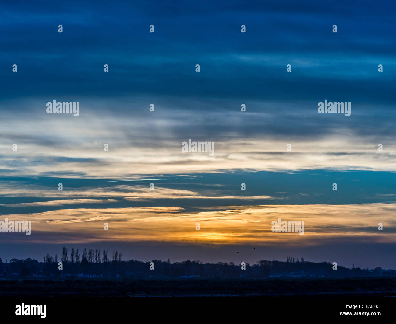 Horizonte Azul, representando a la puesta de sol sobre la ría Crouch, Essex Foto de stock