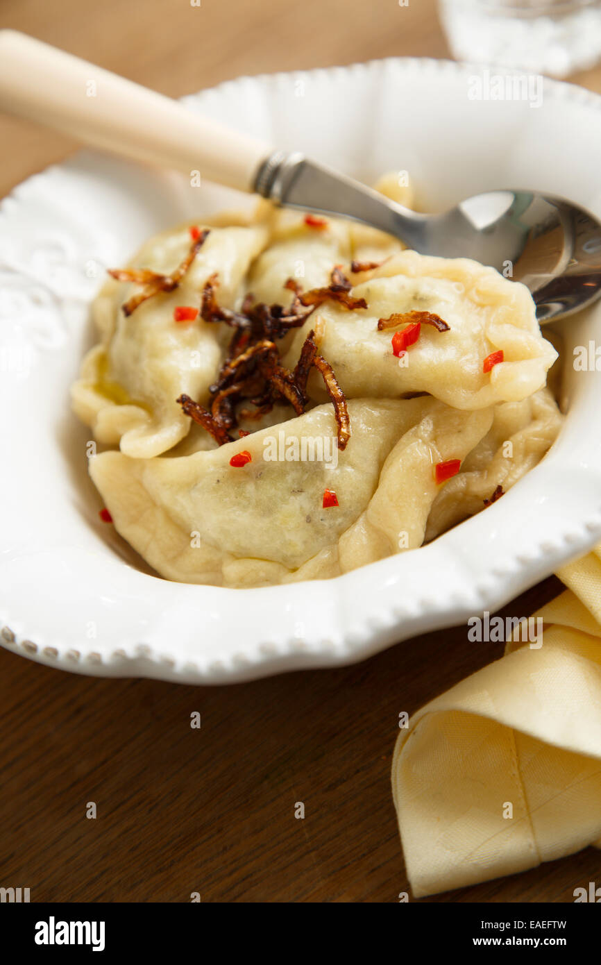 Dumplings caseros de patata con cebolla Foto de stock