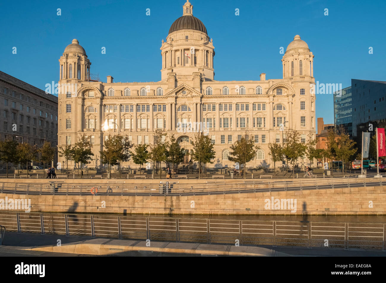 El puerto de Liverpool edificio al atardecer, Pier Head, Liverpool, Merseyside, Inglaterra Foto de stock