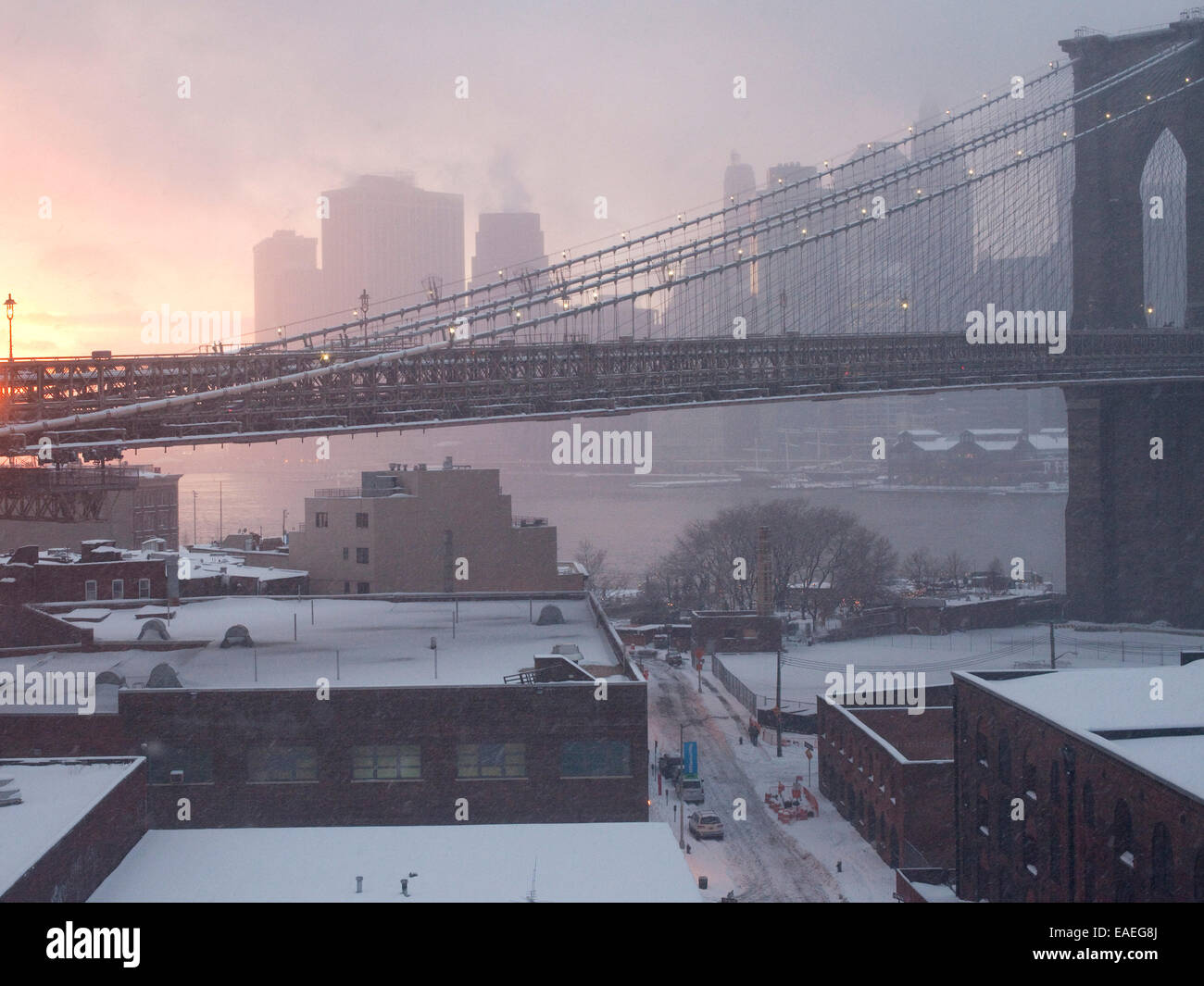 Span de Puente de Brooklyn al atardecer con la niebla y la nieve Foto de stock