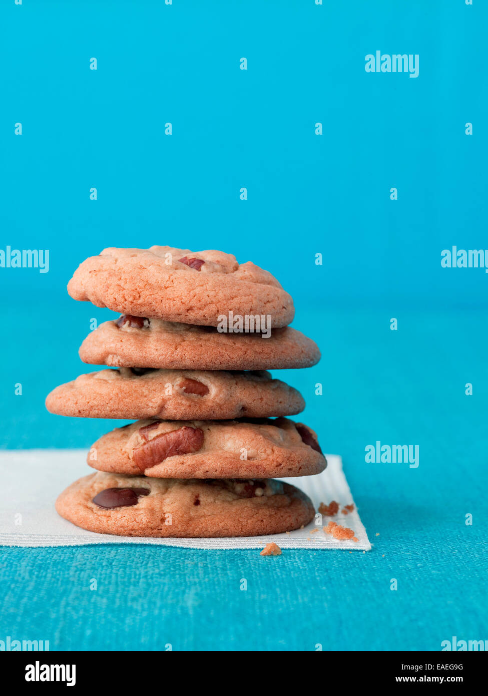 Pila de galletas con trocitos de chocolate Foto de stock