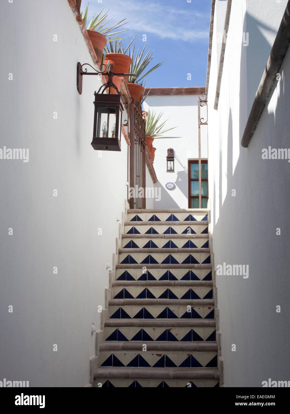 Escalera de azulejos fotografías e imágenes de alta resolución - Alamy