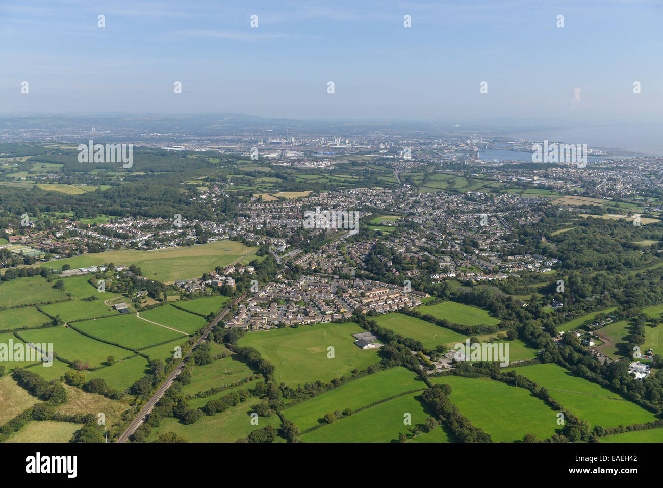 Una vista aérea, mirando por encima de la aldea de Gales del Sur Dinas Powys con Penarth y visible de Cardiff. Foto de stock