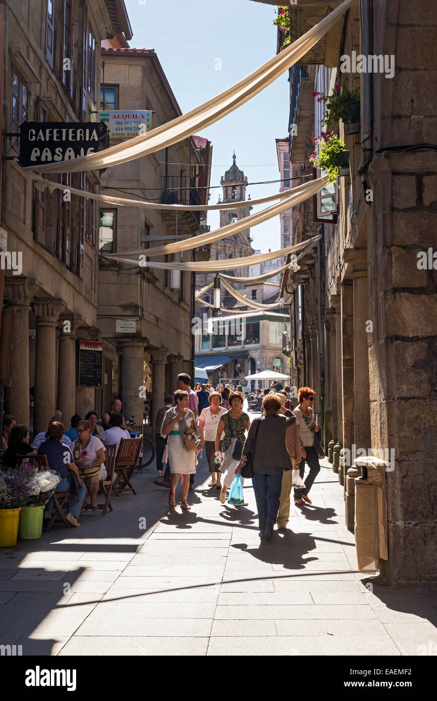 PONTEVEDRA, España - Septiembre 5, 2014: la gente caminando en una calle del centro histórico de la ciudad, durante la celebración de la t Foto de stock