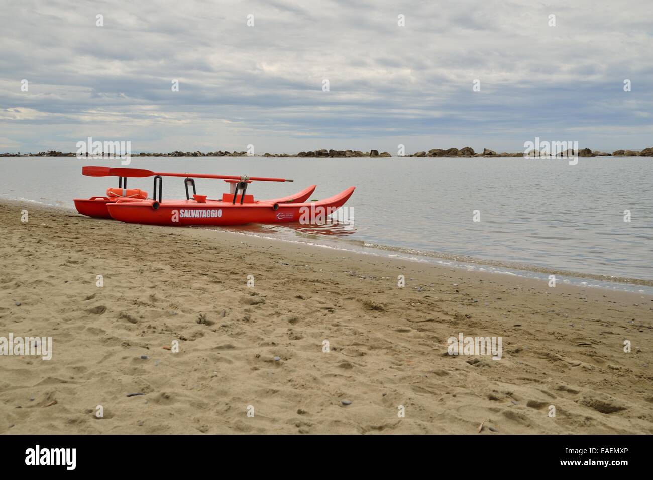 Bote de rescate (Pattìno-moscone) en la playa. Foto de stock